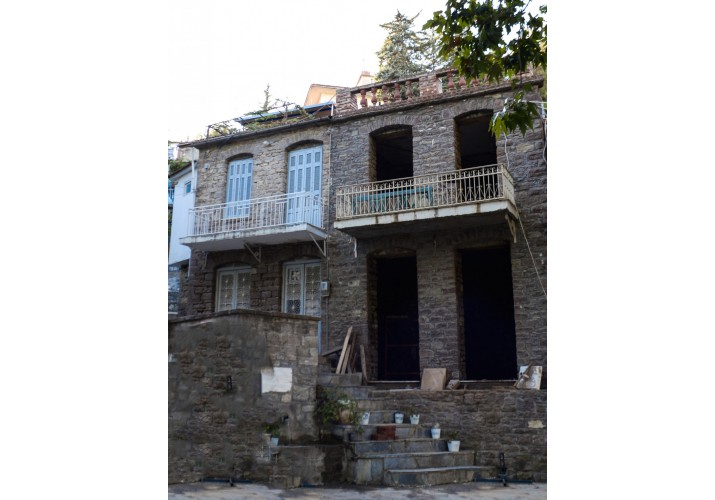 Γειτονικά διώροφα κτίσματα στην πλατεία