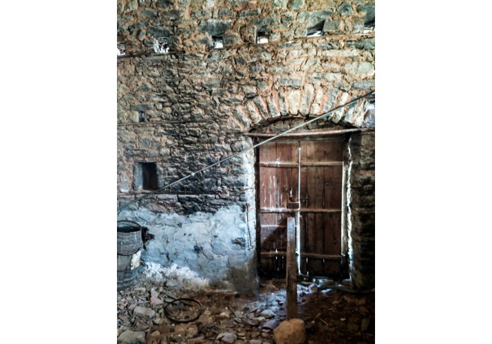 Κτίσμα λίθινο με αυλή