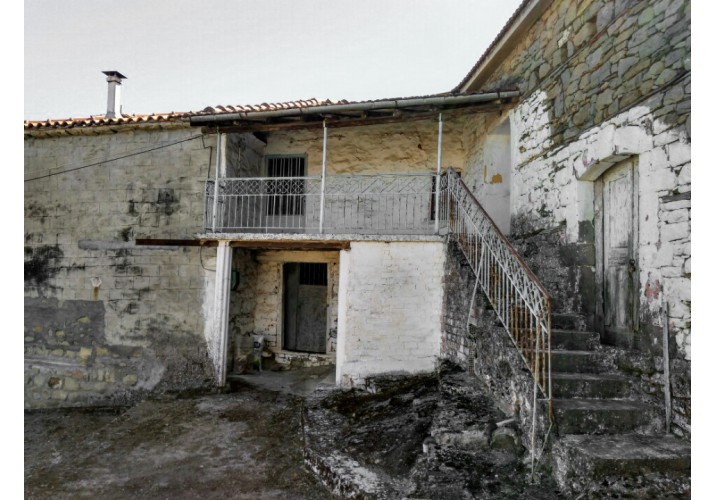 Κτίσμα λίθινο με αυλή