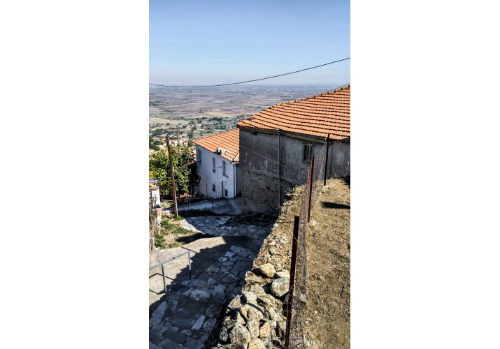 Κτίσμα λίθινο με αυλή
