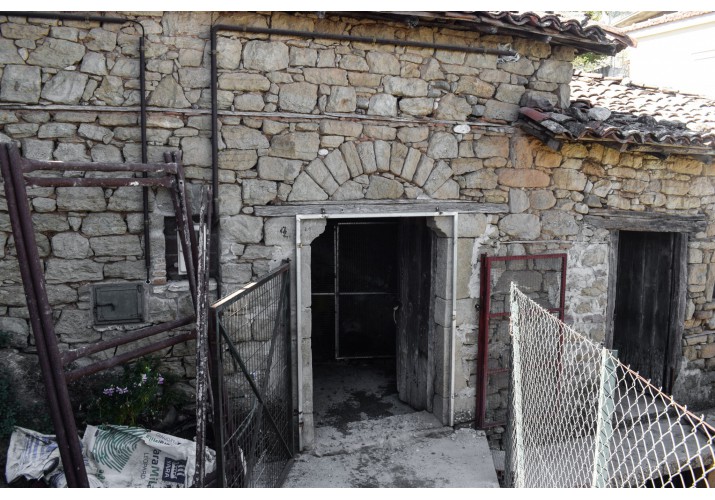 Λίθινο κτίσμα με αποθηκευτική χρήση