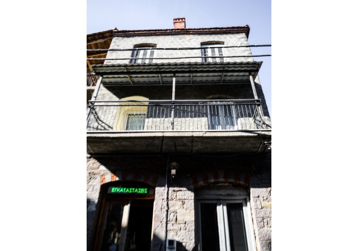 Τριώροφο κτίσμα στον κεντρικό δρόμο