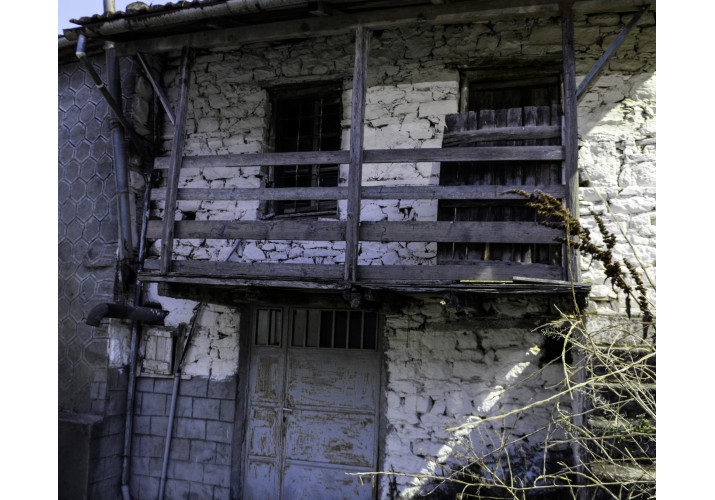 Τριώροφο κτίσμα στον κεντρικό δρόμο