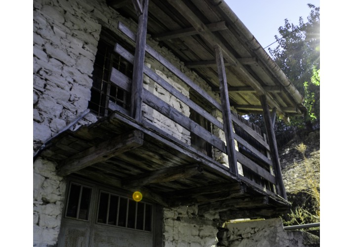 Τριώροφο κτίσμα στον κεντρικό δρόμο