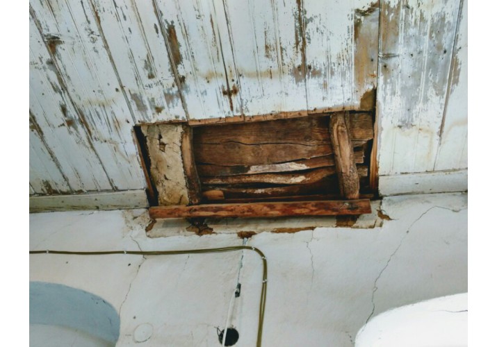 Τριώροφο κτίσμα στον κεντρικό δρόμο
