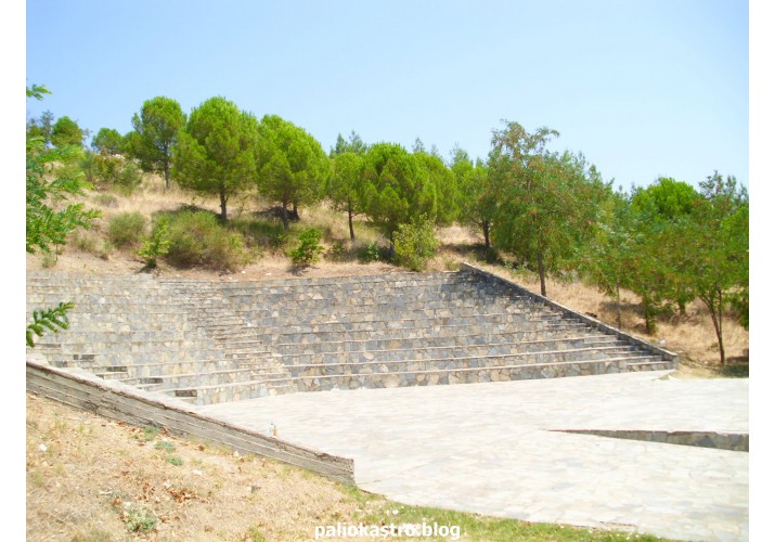 Υπαίθριο θέατρο Μητρόπολης (πηγή: paliokastro.blogspot.gr)