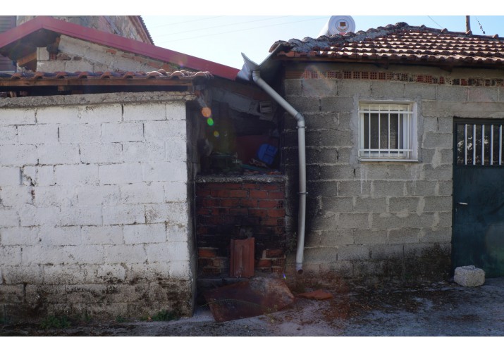 Δύο κτίρια με τσιμεντόλιθους, το ένα ασβεστομένο και το άλλο όχι.