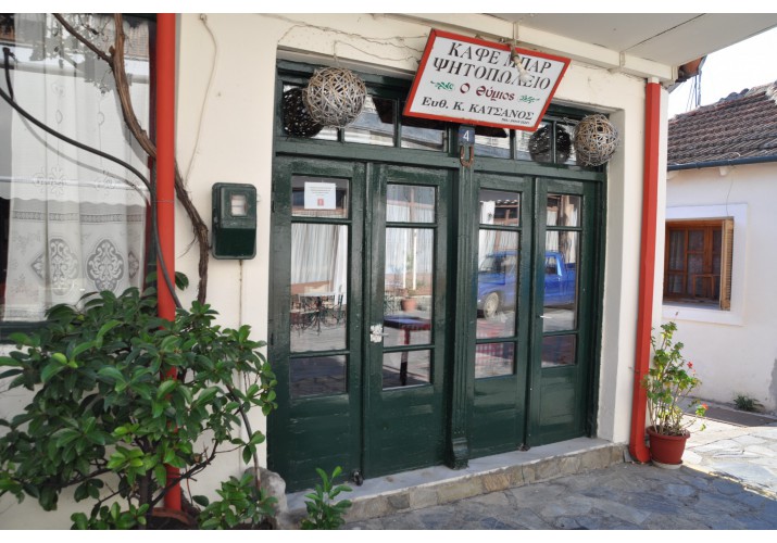 Τα μαγαζιά σε αυτόν τον πεζόδρομο είναι ανοιχτά από το μεσημέρι μέχρι το βράδυ. 