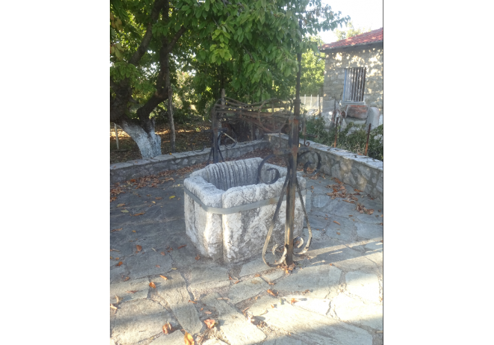 πηγάδι στην άκρη του δρόμου