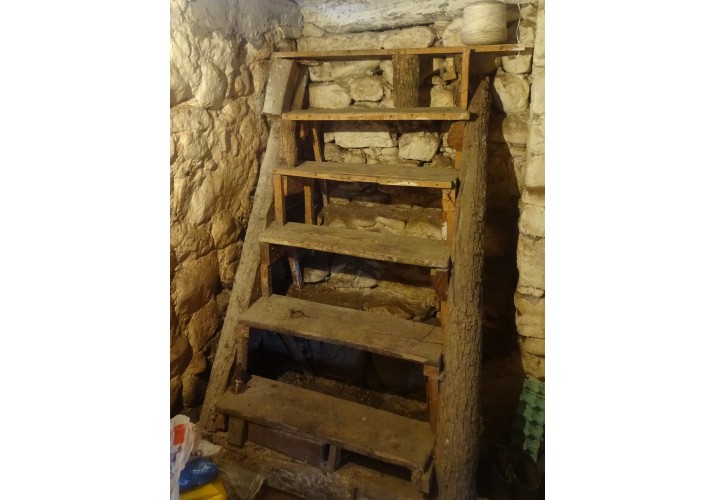 Ξύλινη σκάλα υπογείου