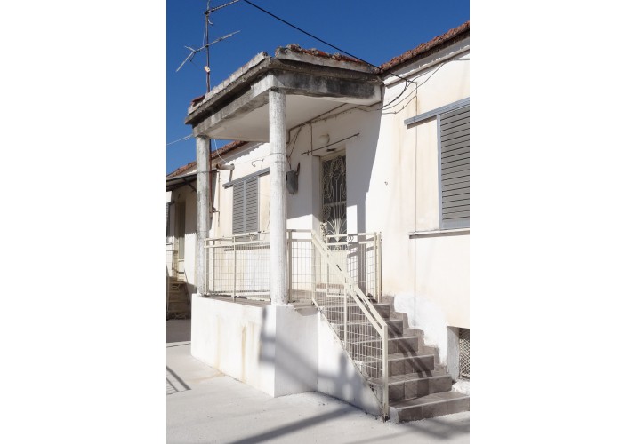Αντικατάσταση ξύλινης σκάλας και υπόστεγου από μπετονένια