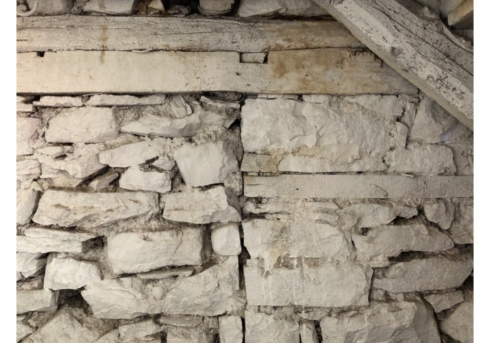 Εσωτερική τοιχοποιία, διακρίνεται η ασβεστωμένη ξυλοδεσιά