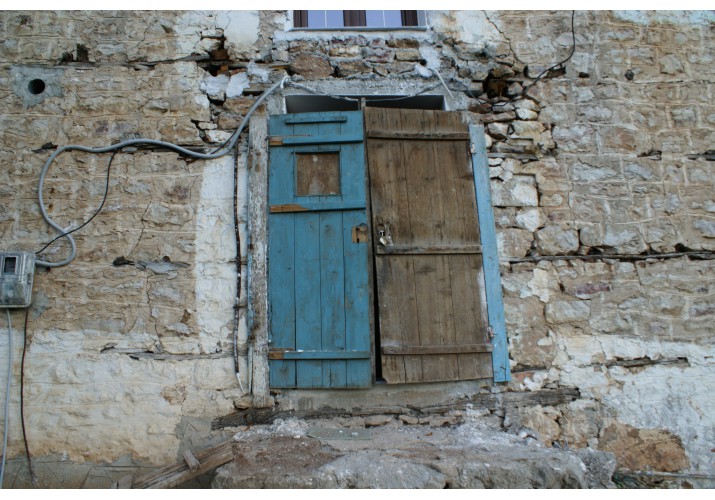Εξωτερική ξύλινη πόρτα για προστασία