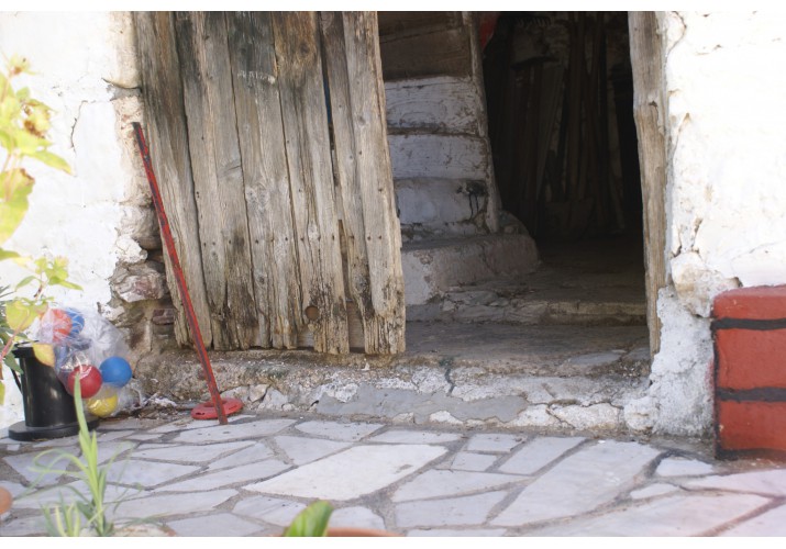 Κάτω μέρος κεντρικής πόρτας εισόδου