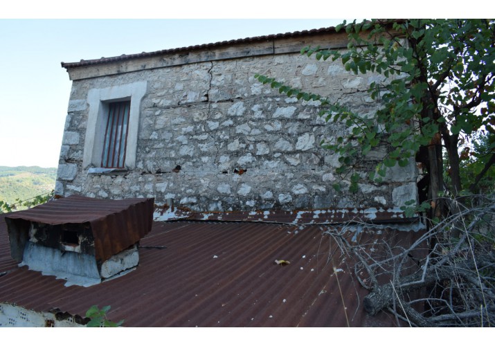 Εκτενης ρηγμάτωση διαμέσου ξύλινου σενάζ