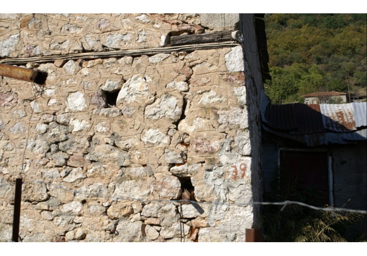 Ρηγμάτωση με υποχώρηση μικρών λίθων