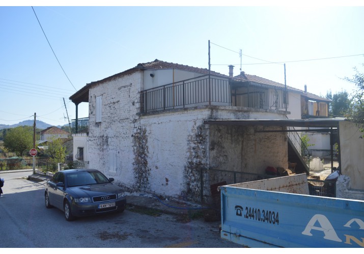 Υγρασία σε ασβεστωμένο τοίχο