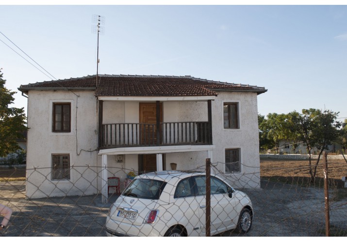 Είσοδος κεντρική και στεγασμένη