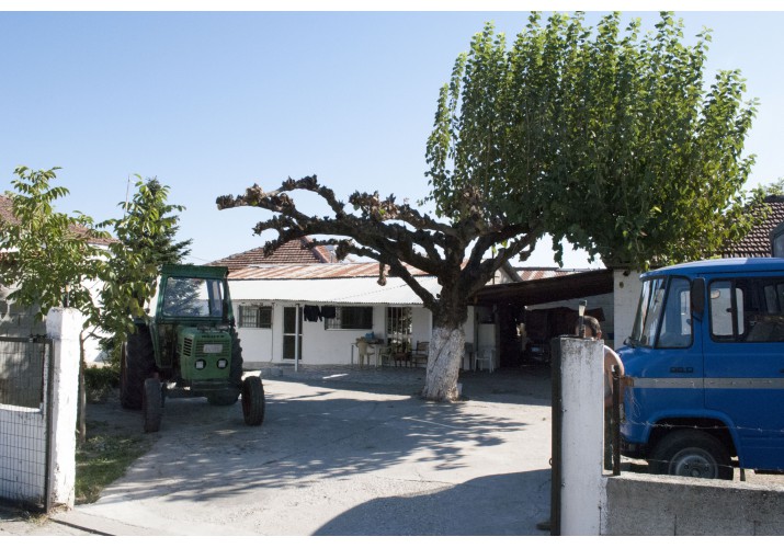 Κατοικία (αριστερά) με εξωτερική κουζίνα (κέντρο) και αποθήκη για τριφύλλι (δεξιά)