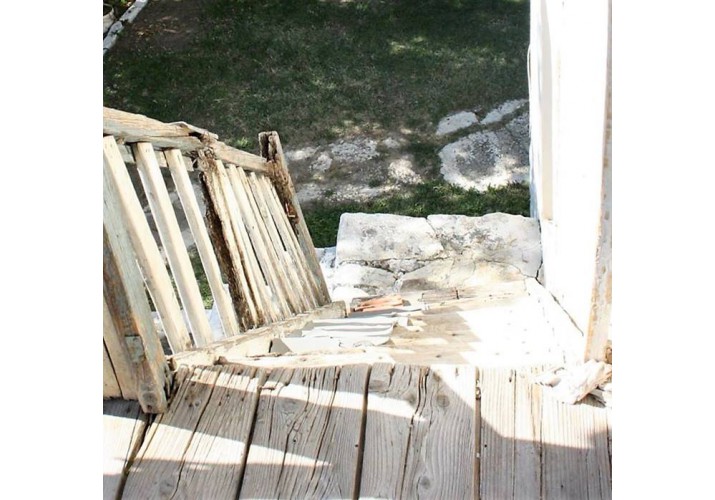 Εξωτερική λίθινη σκάλα, σε συνδυασμό με ξύλινη