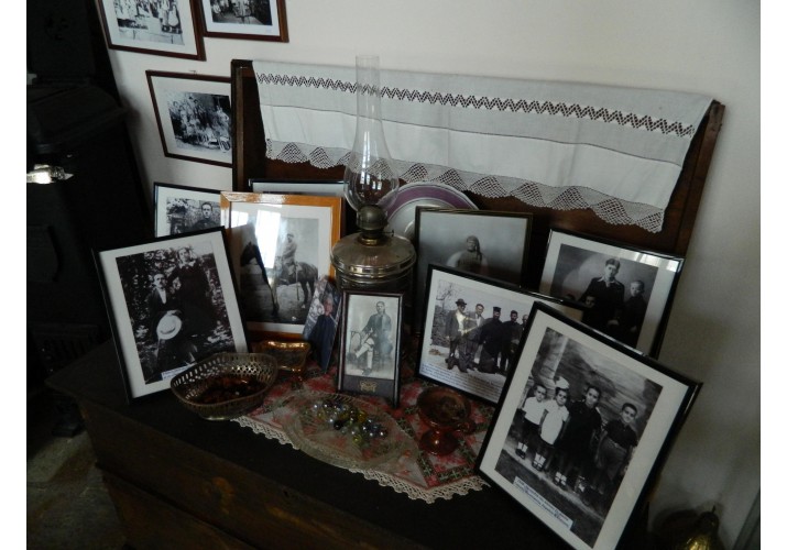 Οικογενειακές φωτογραφίες, πηγή: Λαογραφικό Μουσείο Ρεντίνας