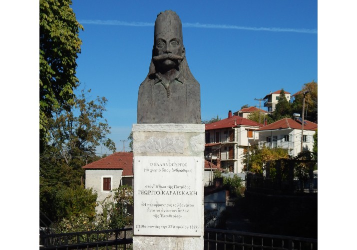 Άγαλμα Γεώργιου Καραϊσκάκη στην κεντρική πλατεία 