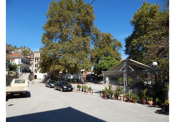 Κεντρική πλατεία, άποψη από τον κεντρικό δρόμο