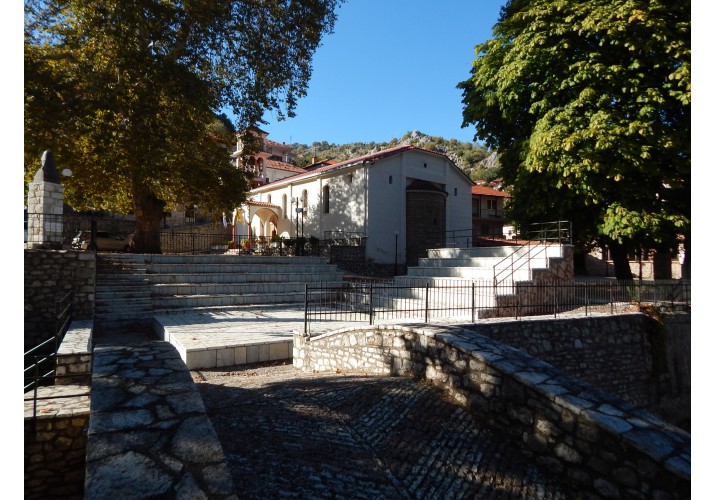 Κεντρική πλατεία, άποψη από το γεφυράκι