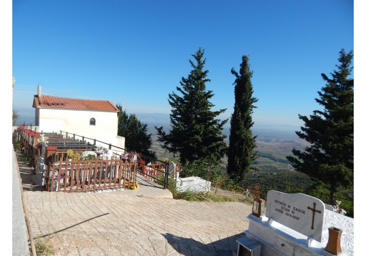 Ο ναός του Αγίου Δημητρίου με το νεκροταφείο