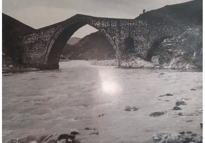 Το πέτρινο γεφύρι του Σαραντάπορου έξω από τη Δροσοπηγή