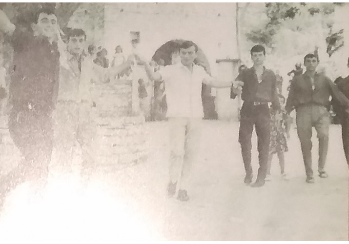 Χορός σε γλέντι στην πλατεία