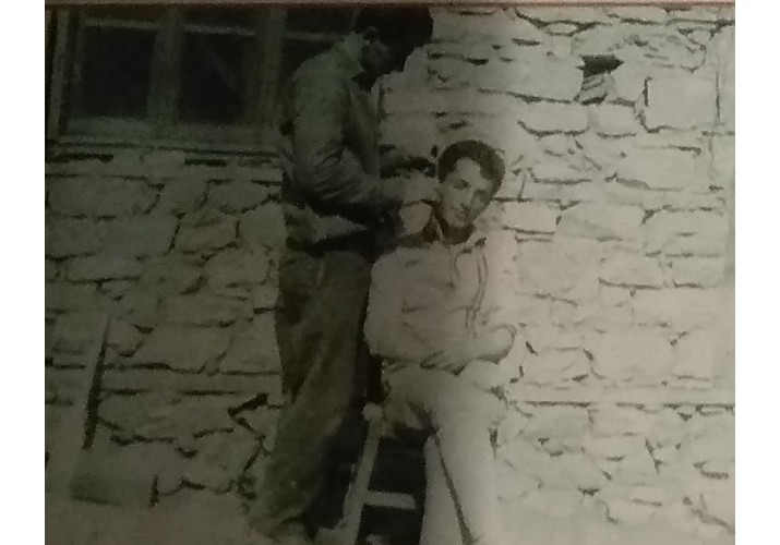 Ξύρισμα από τον κουρέα του χωριού
