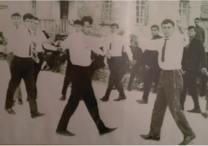 Χορός σε γλέντι στην πλατεία