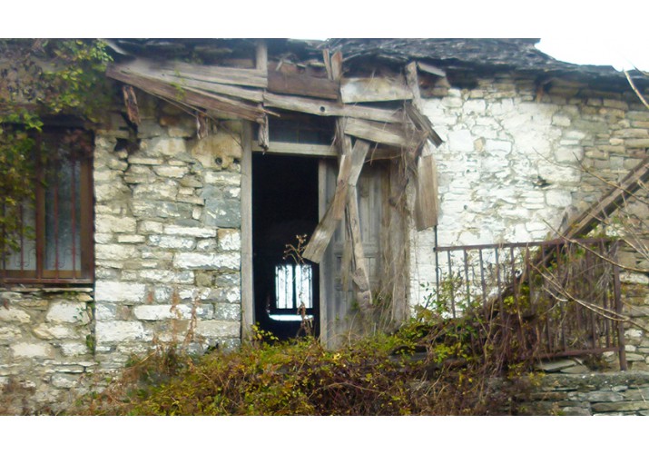 εξώστης και στέγαστρο υπό κατάρρευση