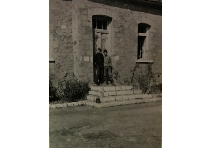 Αναμνηστική φωτογραφια στην είσοδο του σχολείου