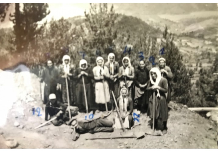 Συμμετοχική εργασία σε ανέγερση οικοδομής περί το 1930