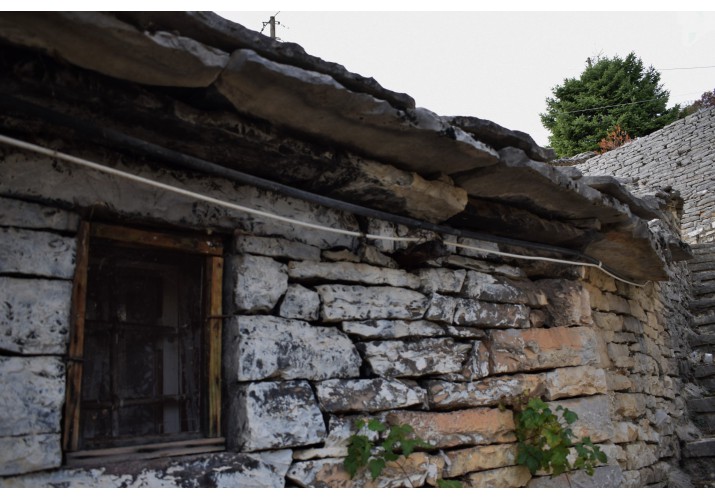 Λίθινο Γείσο Στέγης Σχιστόλιθου