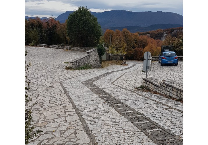 Νότια πρόσβαση προς το Μεσοχώρι του οικισμού