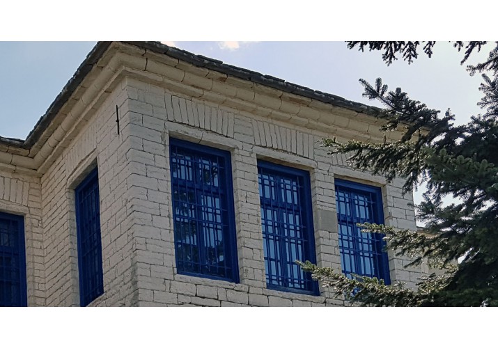 Παράδειγμα λίθινου γείσου