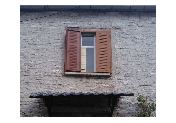 Παράθυρο με ξύλινο οριζόντιο πρέκι