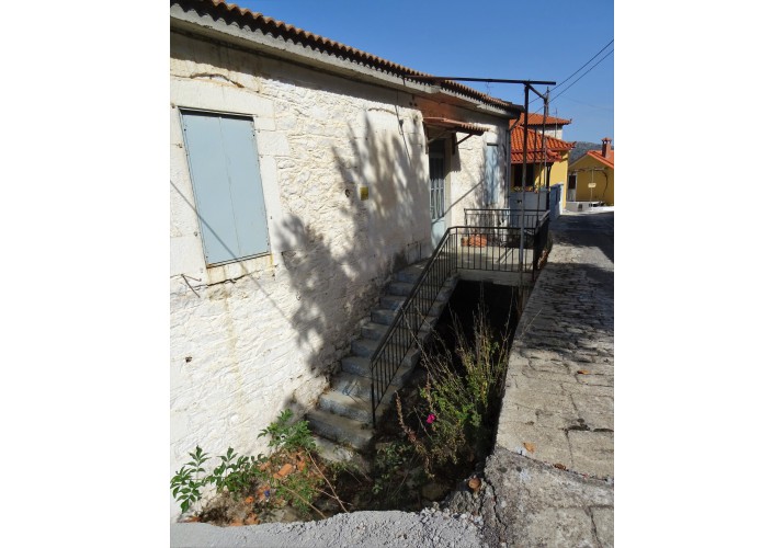 Ελεύθερος ιδιωτικός χώρος χωρίς σαφές όριο, δημιουργείται από την υψομετρική διαφορά δρόμου- ισογείου της κατοικίας