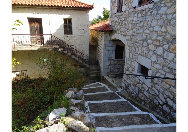 Κοινή αυλή μεταξύ δύο κατοικιών - πρόσβαση από τον δρόμο με σκαλοπάτια