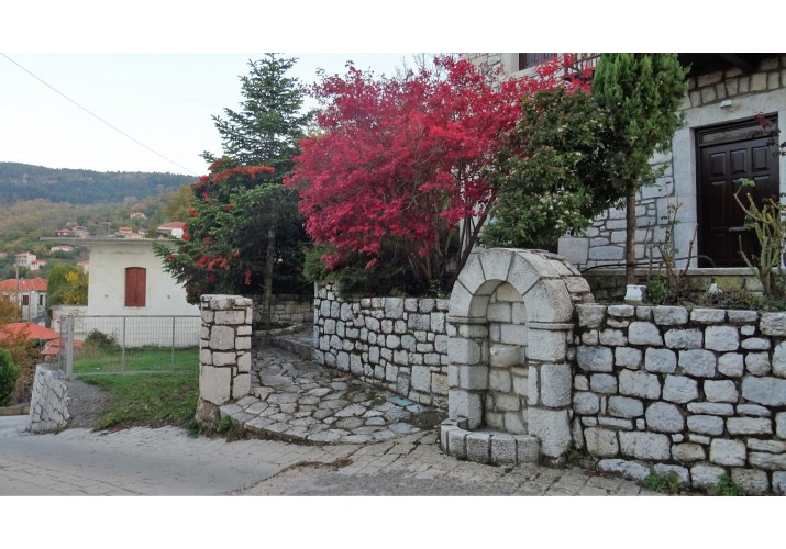 Χρήση διαφορετικών υλικών για την οριοθέτηση ιδιωτικών αυλών του κέντρου