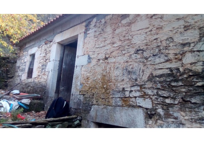Τυπική λιθοδομή του οικισμού, με γωνιόλιθους στη διαμόρφωση των ανοιγμάτων. 