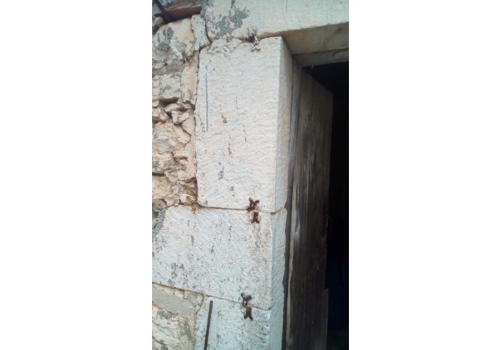Λεπτομέρεια από πόρτα με γωνιόλιθους, στην οποία φαίνεται η σύνδεσή τους.