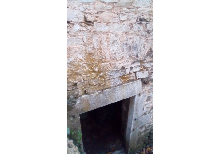 Πόρτα με γωνιόλιθους και ανακουφιστικό τόξο