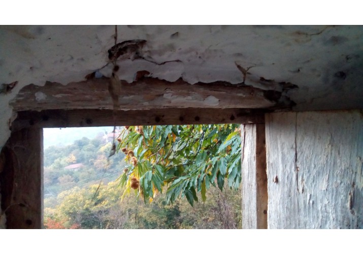 Βοηθητικό ξύλο πίσω από την κάσα, το οποίο συμβάλλει στην παραλαβή των φορτίων. 