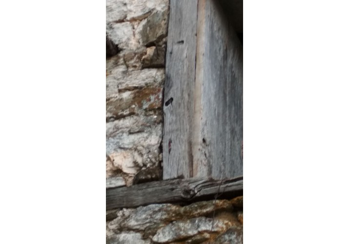 Ο τρόπος που το ξύλινο πλαίσιο καρφώνεται στα ξύλινα δοκάρια που υπάρχουν στην παρειά της τοιχοποιίας.
