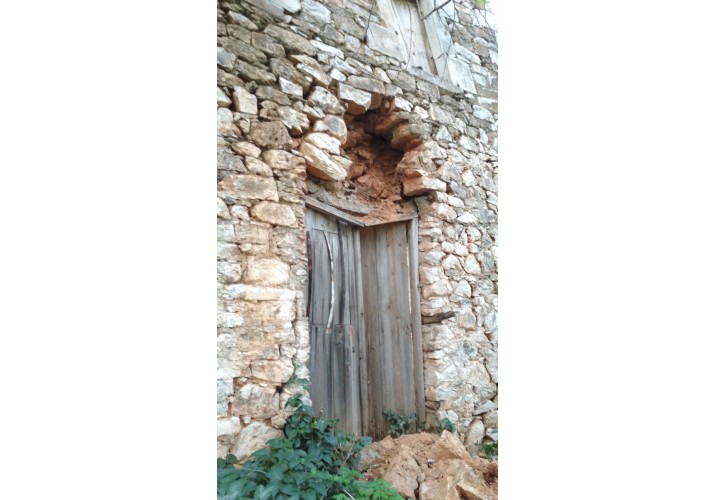 Κατάρευση ανακουφιστικού τόξου σε πόρτα, η οποία έχει οδηγήσει και σε σπάσιμο της κάσας.