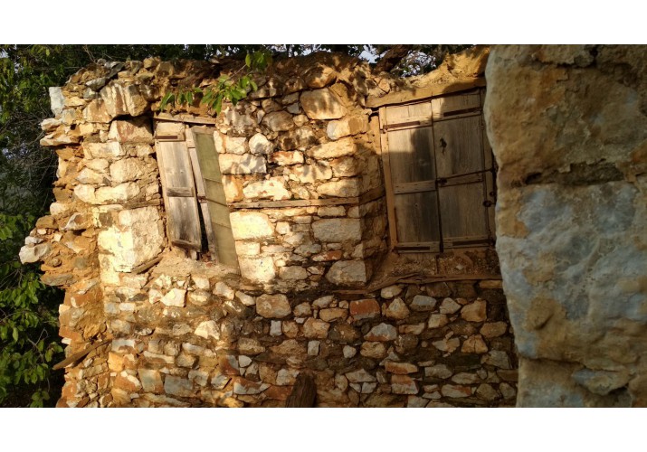 Πτώση τμήματος της τοιχοποιίας.